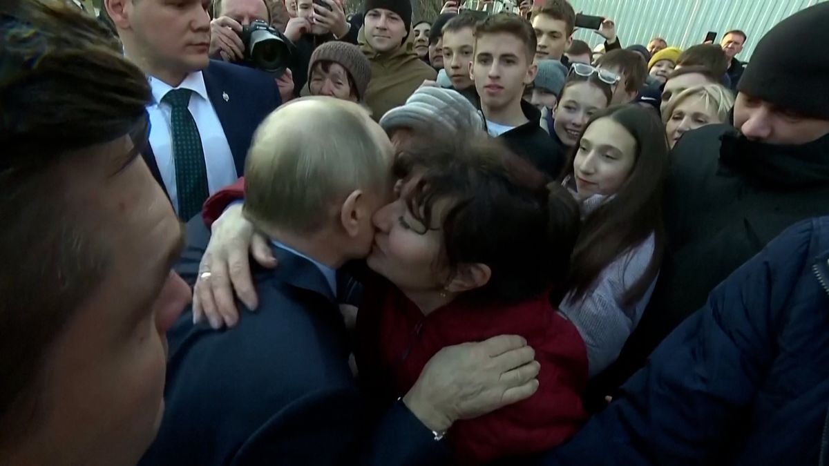 Neobvyklé záběry: Putina líbaly fanynky z pěstírny rajčat